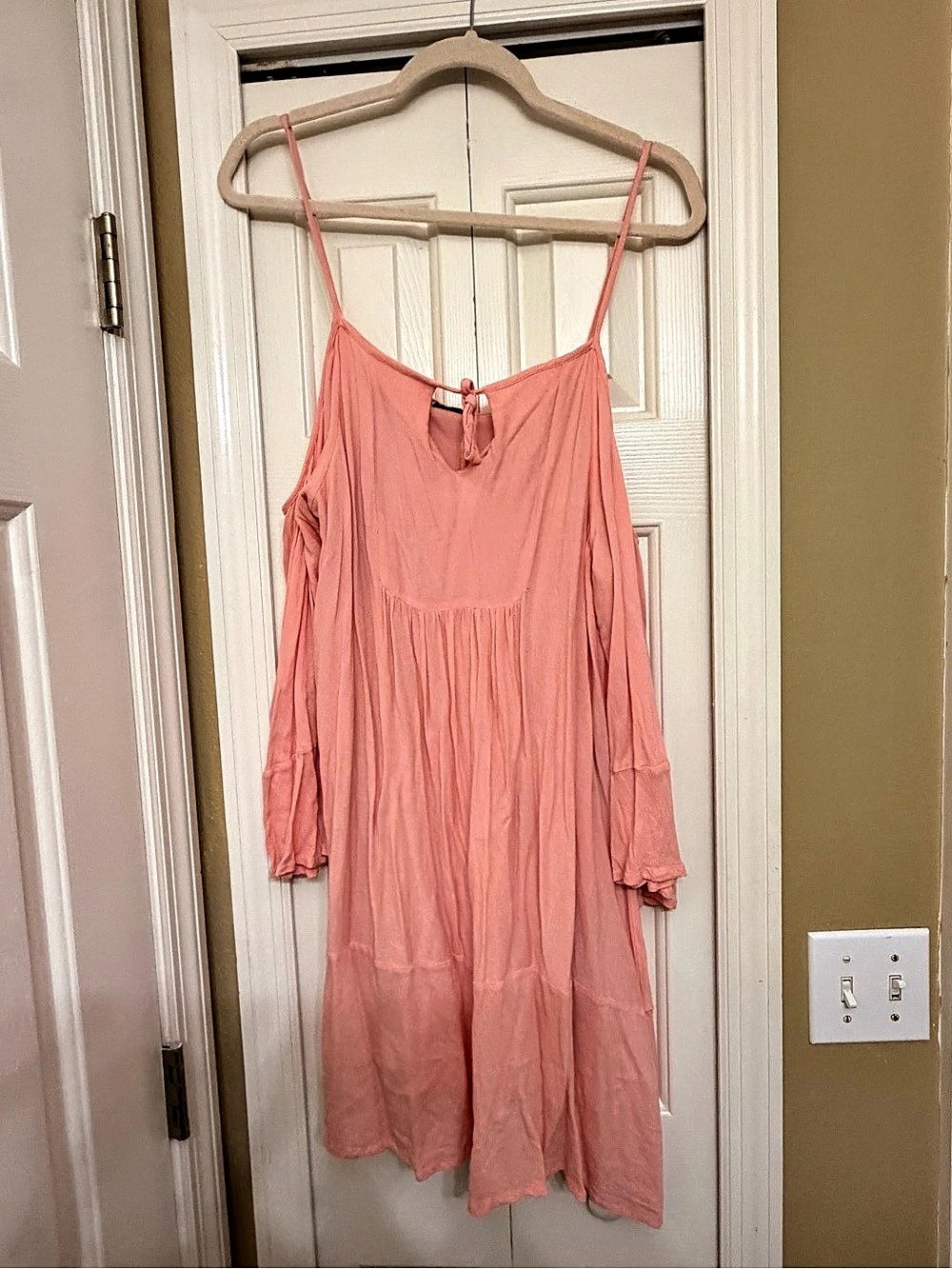 dee elle Cold-Shoulder Tiered Midi Dress in Light Salmon/Coral size L